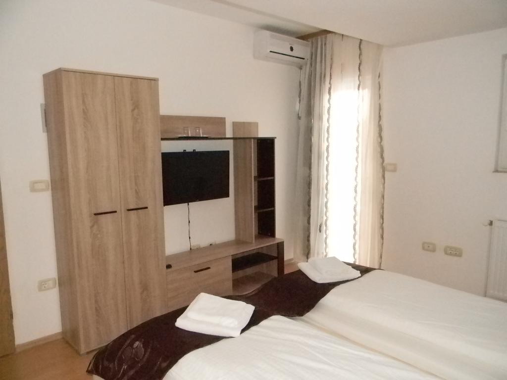 Family Pension Arad Exterior photo